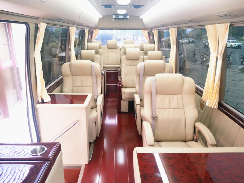 成都租豐田考斯特帶司機多少錢一天